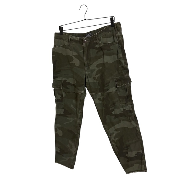 Abercrombie & Fitch Denim - Abercrombie & Fitch Women’s Camo Cargo Jeans - Olive Green